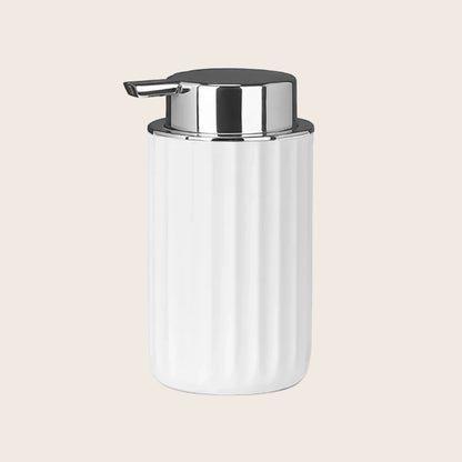 Dispenser sapone da appoggio in tpr bianco, dettaglio ravvicinato del materiale e dell'aggancio - Exagonshop