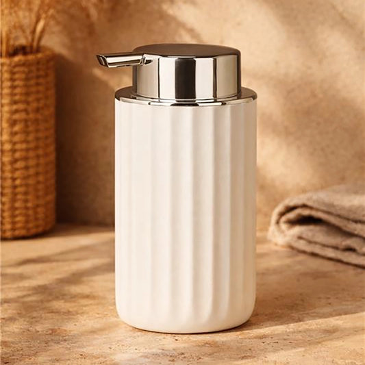 Dispenser sapone da appoggio in tpr bianco in opaco e naturale montato a parete, vista del design e della finitura...