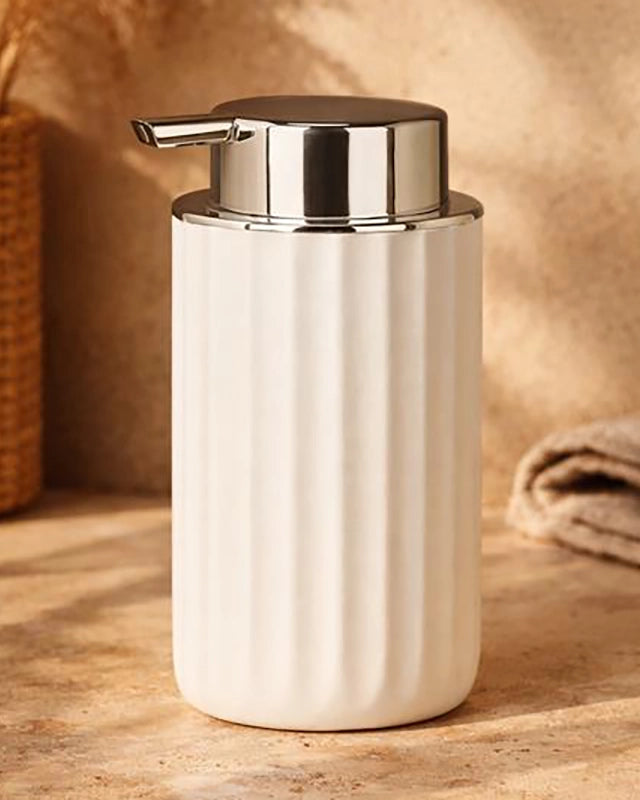 Dispenser sapone da appoggio in tpr bianco in opaco e naturale montato a parete, vista del design e della finitura...