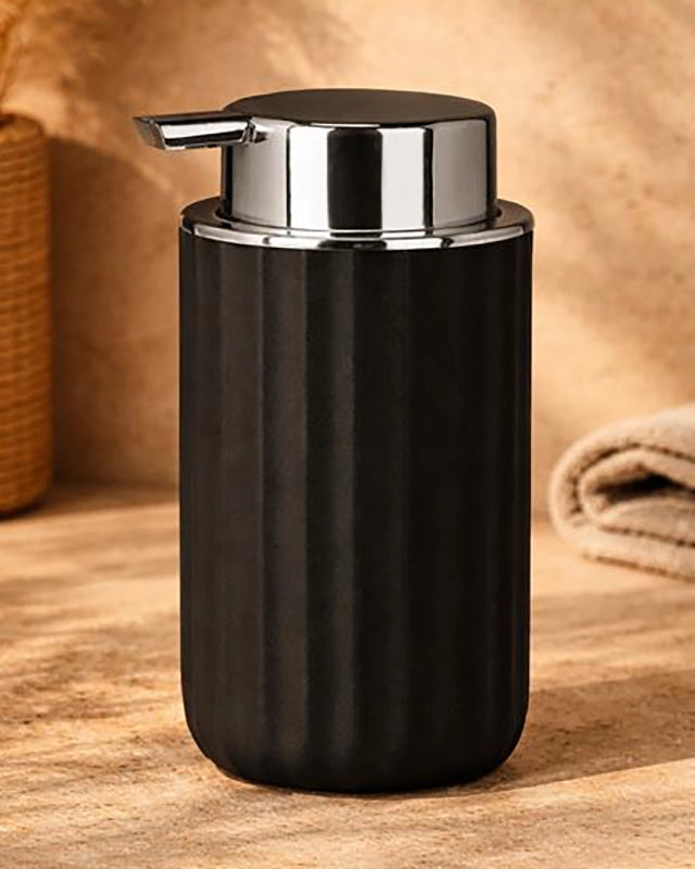 Dispenser sapone da appoggio in tpr nero in opaco montato a parete, vista del design e della finitura - Exagonshop