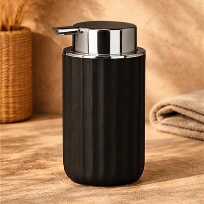 Dispenser sapone da appoggio in tpr nero in opaco montato a parete, vista del design e della finitura - Exagonshop