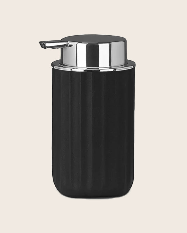 Dispenser sapone da appoggio in tpr nero, dettaglio ravvicinato del materiale e dell'aggancio - Exagonshop