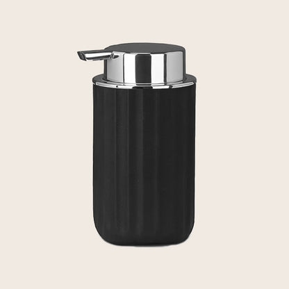 Dispenser sapone da appoggio in tpr nero, dettaglio ravvicinato del materiale e dell'aggancio - Exagonshop
