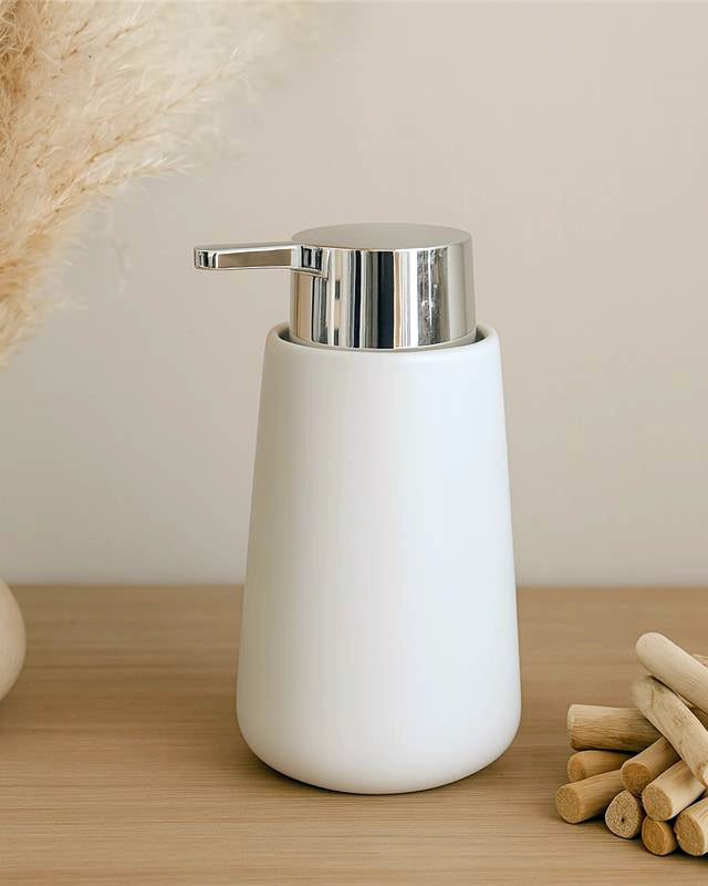 Dispenser sapone in ceramica bianco Sidney montato a parete, vista del design e della finitura - Exagonshop