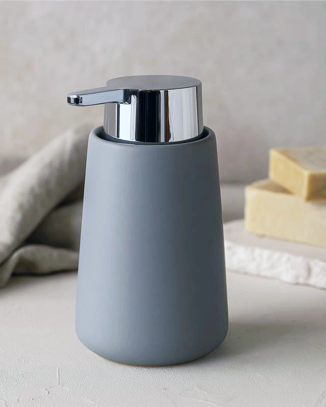 Dispenser sapone in ceramica grigio Sidney montato a parete, vista del design e della finitura - Exagonshop