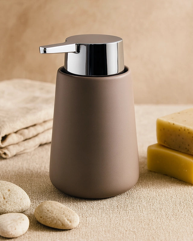 Dispenser sapone in ceramica tortora Sidney in naturale montato a parete, vista del design e della finitura - Exagonshop