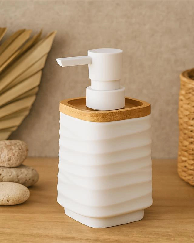 Dispenser sapone in plastica ABS e bamboo bianco Alabama in opaco e naturale montato a parete, vista del design e della...