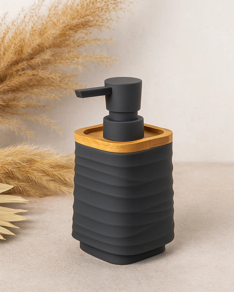 Dispenser sapone in plastica ABS e bamboo grigio Alabama in opaco e naturale montato a parete, vista del design e della...