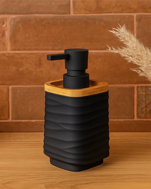 Dispenser sapone in plastica ABS e bamboo nero Alabama in opaco e naturale montato a parete, vista del design e della...