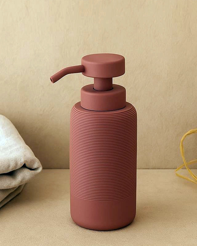 Dispenser sapone in poliresina Terracotta Marika in naturale montato a parete, vista del design e della finitura - Exagonshop