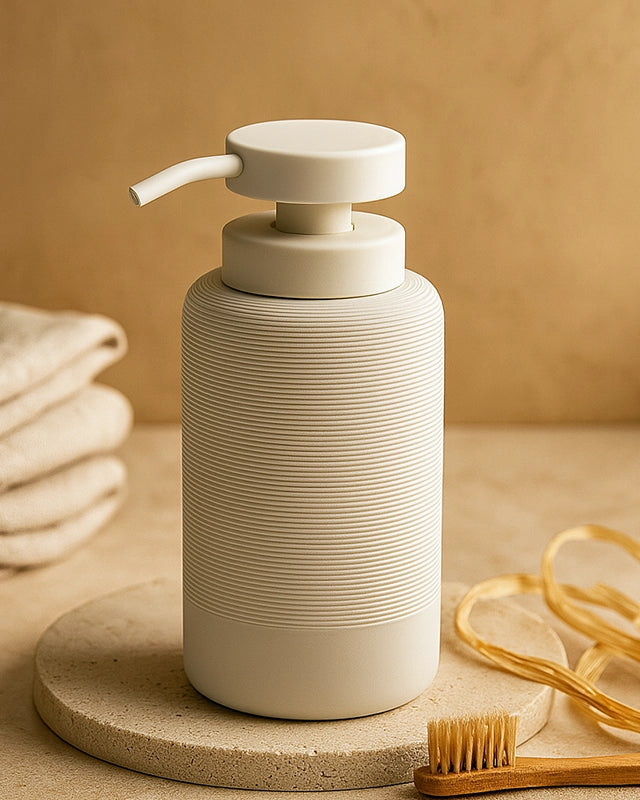 Dispenser sapone khaki Marika in resina e naturale montato a parete, vista del design e della finitura - Exagonshop