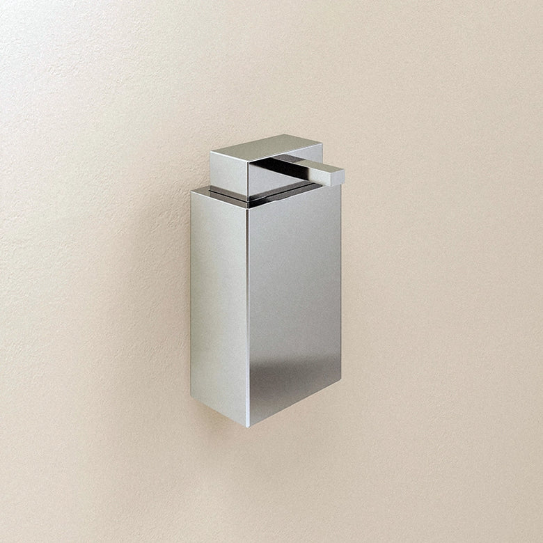 Dispenser sapone liquido a muro cromo Bathlifea Cosmic in lucido montato a parete, vista del design e della finitura...