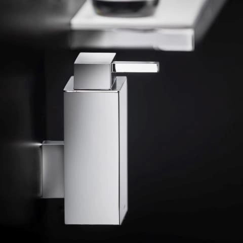 Dispenser sapone liquido a muro cromo Bathlifea Cosmic, vista laterale del profilo a muro - Industrias Cosmic