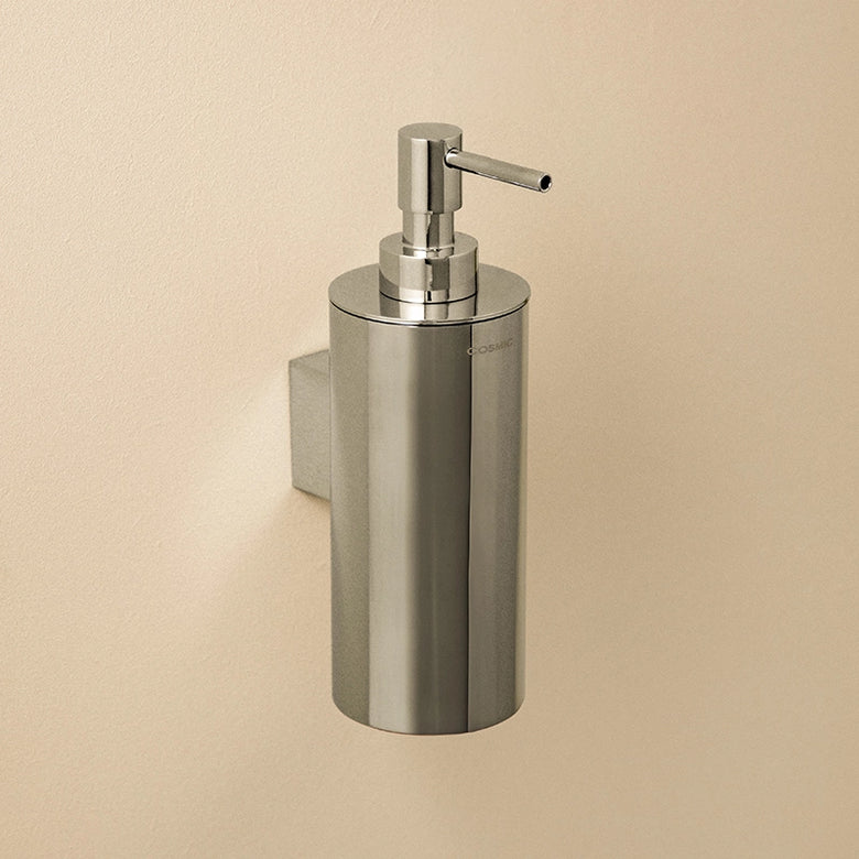 Dispenser sapone liquido con fissaggio a muro Cromo Cosmic in lucido montato a parete, vista del design e della finitura...