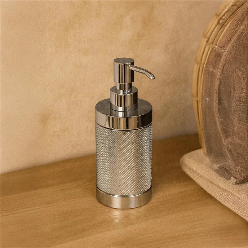 Dispenser Da Appoggio Per Sapone Liquido Cromo Officina 01 in cromato montato a parete, vista del design e della finitura