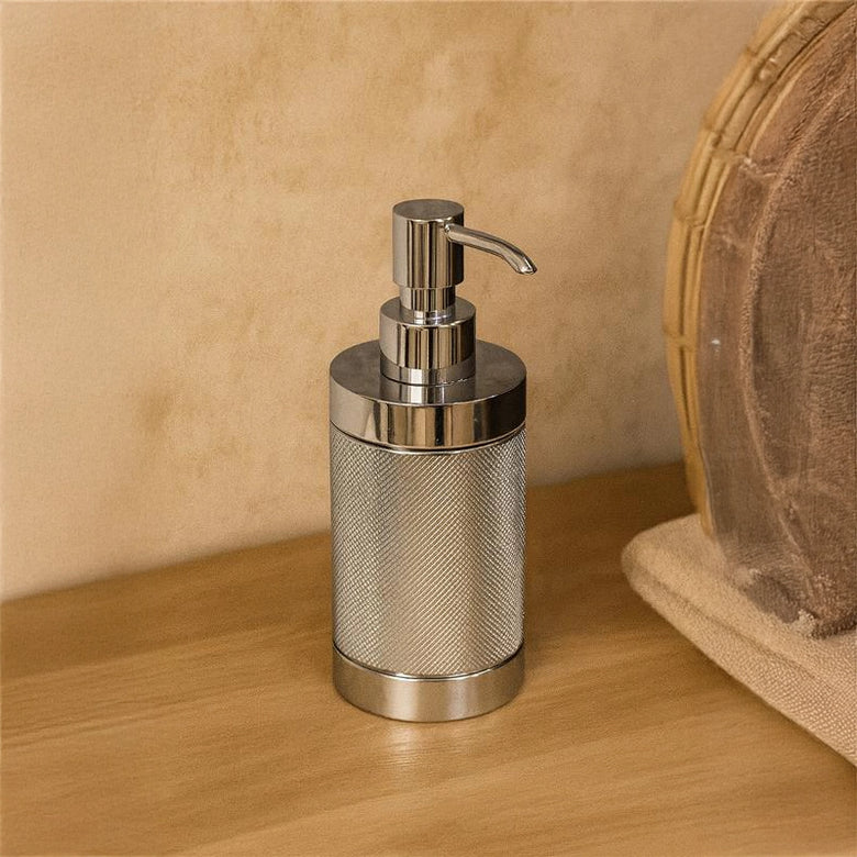 Dispenser Da Appoggio Per Sapone Liquido Cromo Officina 01 in cromato montato a parete, vista del design e della finitura