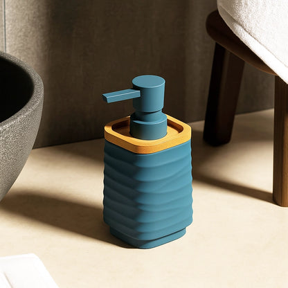 Dispenser sapone liquido in plastica ABS e bamboo blu pastello Alabama