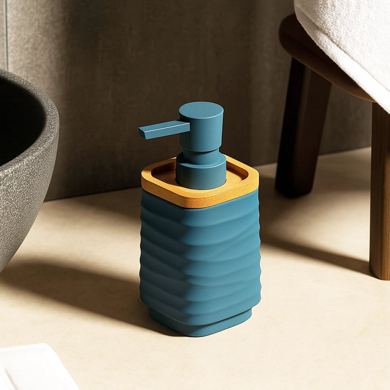 Dispenser sapone liquido in plastica ABS e bamboo blu in naturale montato a parete, vista del design e della finitura...