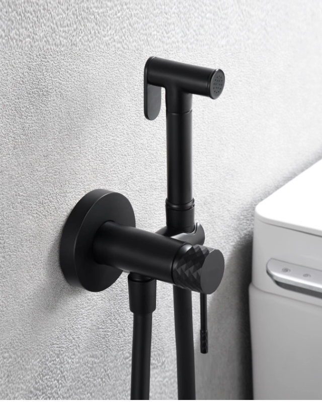 Doccetta bidet con miscelatore Memo incasso nero opaco, vista frontale della maniglia e della bocca di erogazione...