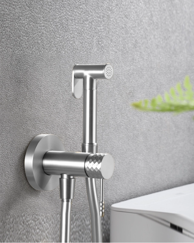 Doccetta bidet con miscelatore Memo incasso nichel in spazzolato, vista frontale della maniglia e della bocca di...