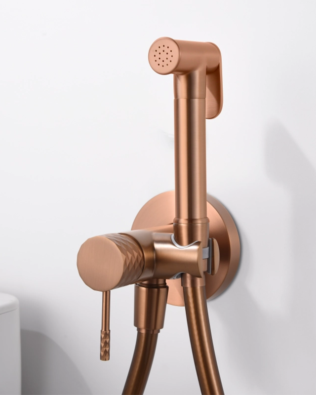 Doccetta bidet con miscelatore Memo incasso oro rosa in spazzolato, vista frontale della maniglia e della bocca di...