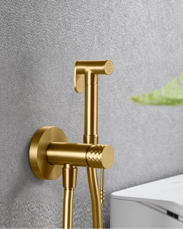 Doccetta bidet con miscelatore Memo incasso oro spazzolato, vista frontale della maniglia e della bocca di erogazione...