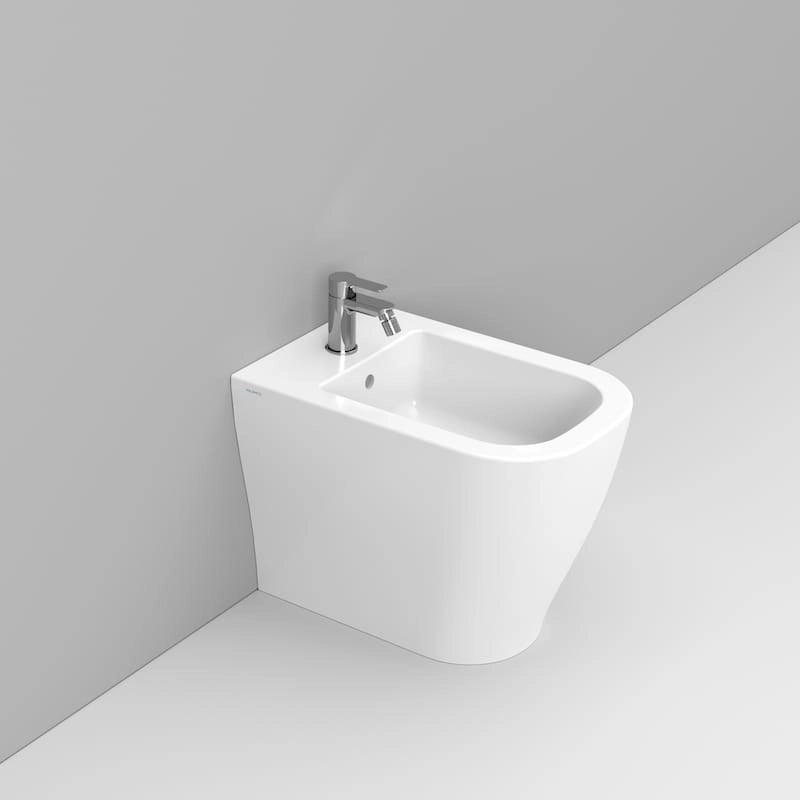 Dolomite Coppia sanitari filomuro Mirto sedile rallentato ambientato su piano bagno con accessori - Ceramica Dolomite