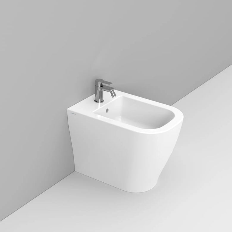 Dolomite Coppia sanitari filomuro Mirto sedile rallentato ambientato su piano bagno con accessori - Ceramica Dolomite