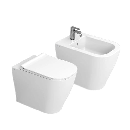 Dolomite Coppia sanitari filomuro Mirto sedile rallentato ambientato su piano bagno con accessori - Ceramica Dolomite