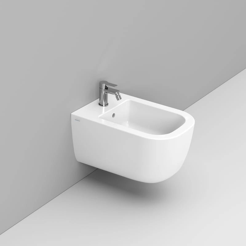 Dolomite Coppia sanitari sospesi Mirto sedile rallentato ambientato su piano bagno con accessori - Ceramica Dolomite
