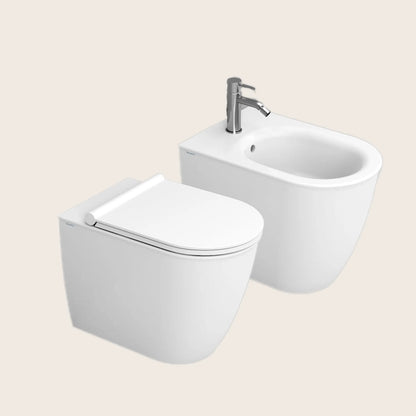 Ceramica Dolomite Coppia sanitari filomuro con sedile, vista frontale su sfondo bianco