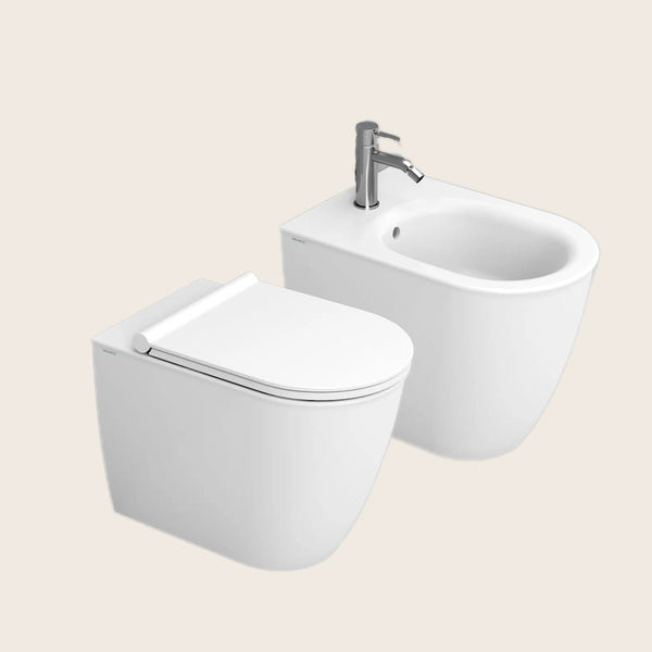 Ceramica Dolomite Coppia sanitari filomuro con sedile, vista frontale su sfondo bianco