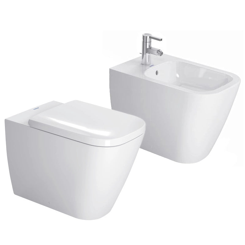 Duravit Happy D2 Coppia sanitari filo muro sedile ambientato su piano bagno con accessori