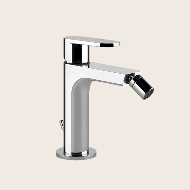 Emporio Gessi Via Bagutta Miscelatore Bidet con Piletta in lucido, vista frontale della maniglia e della bocca di erogazione