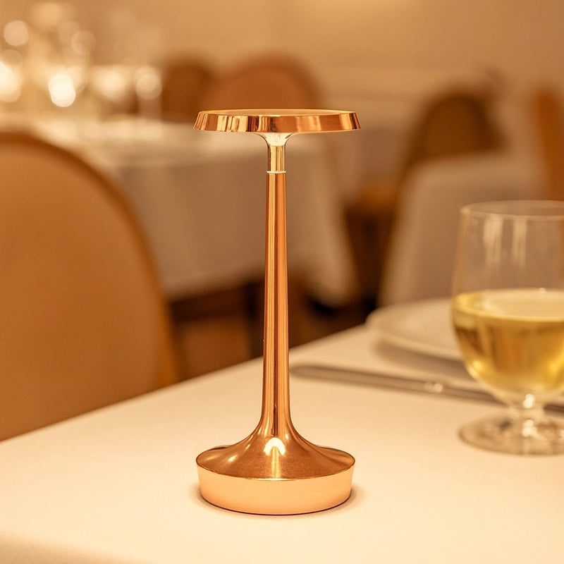 FLOS Bon Jour Unplugged Lampada da tavolo ricaricabile rame accesa in ambiente, design e diffusione della luce