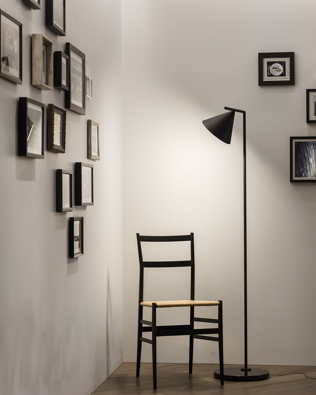 FLOS Captain Flint Lampada a pavimento 154 cm Antracite Marmo Nero F1530030 – Flos
