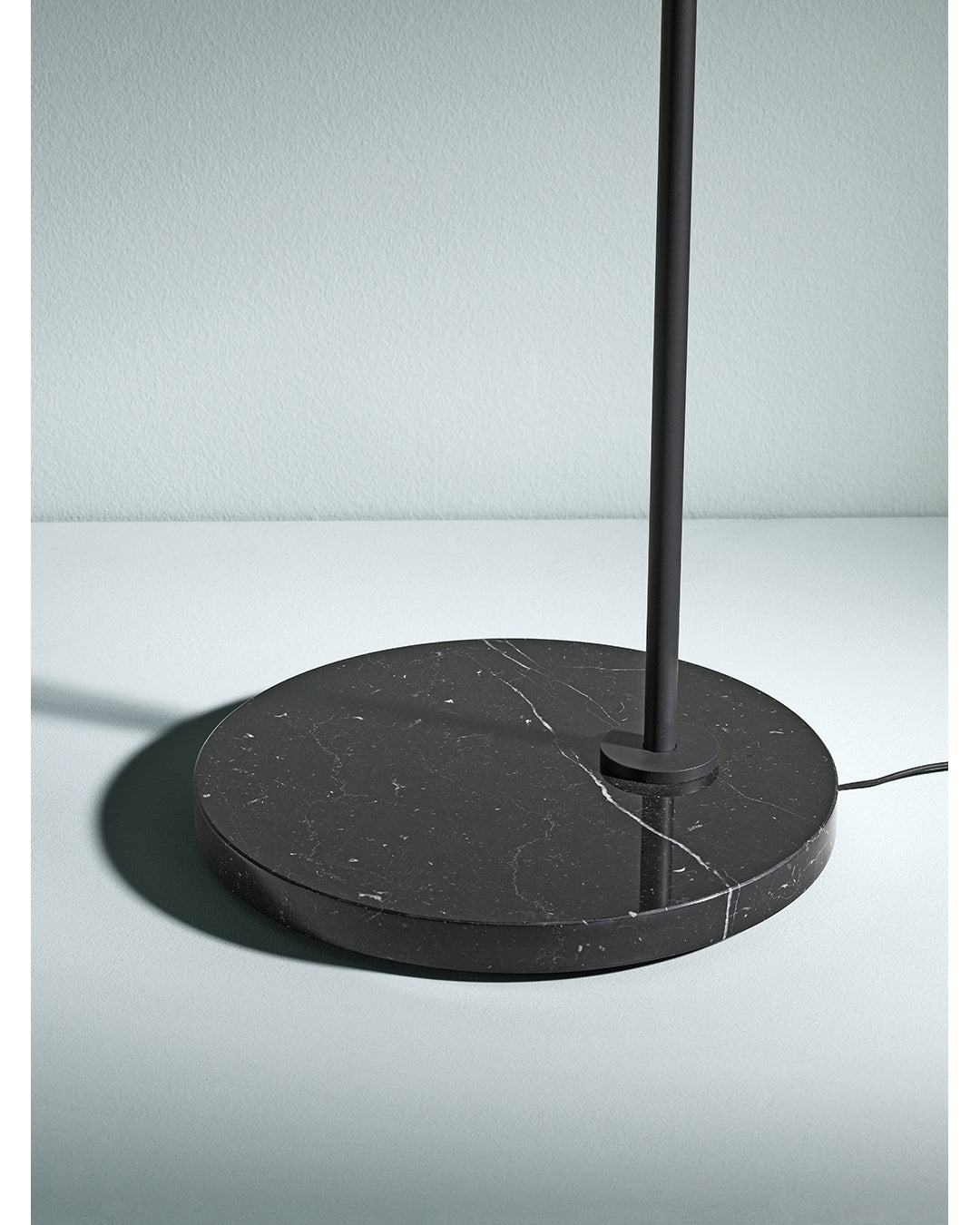 FLOS Captain Flint Lampada a pavimento 154 cm Antracite Marmo Nero F1530030 – vista 4