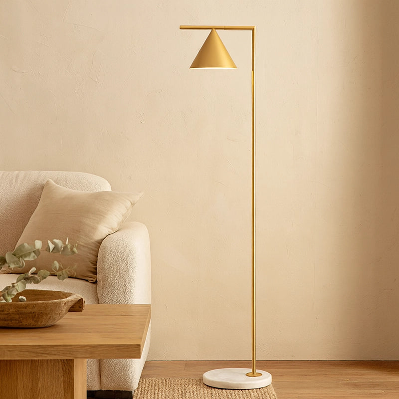 FLOS Captain Flint Lampada a pavimento ottone spazzolato e accesa in ambiente, design e diffusione della luce