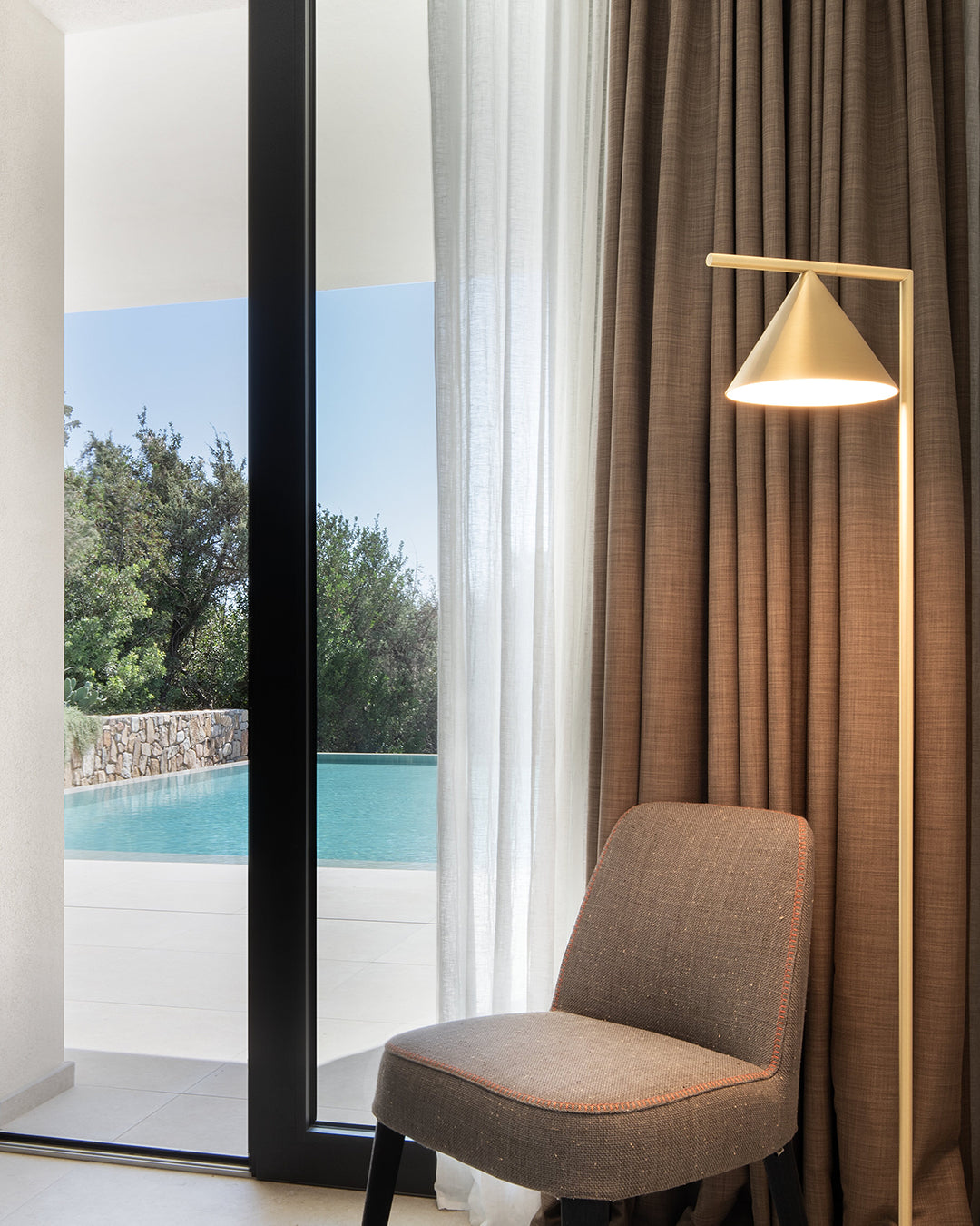 FLOS Captain Flint Lampada a pavimento ottone spazzolato marmo bianco F1530059 – Flos