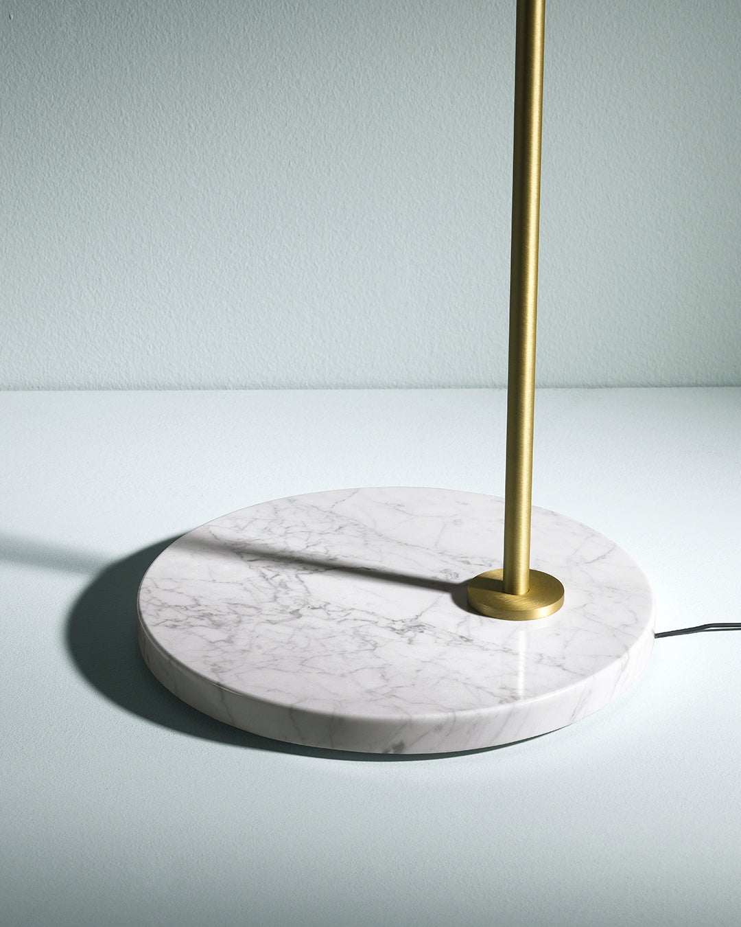 FLOS Captain Flint Lampada a pavimento ottone spazzolato marmo bianco F1530059 – vista 3