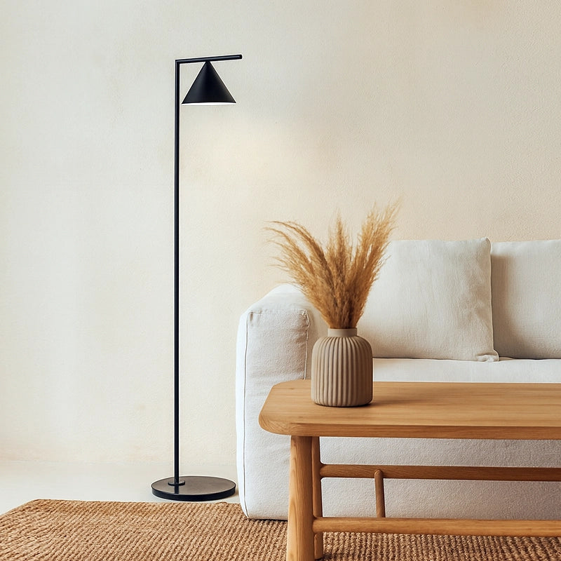 FLOS Captain Flint Lampada a pavimento 154 cm Antracite accesa in ambiente, design e diffusione della luce