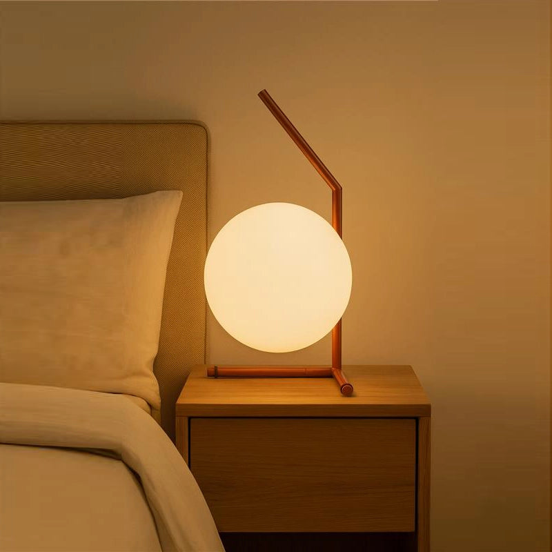 FLOS IC T1 Low Lampada da tavolo Rosso burgundy in ottone e spazzolato accesa in ambiente, design e diffusione della luce