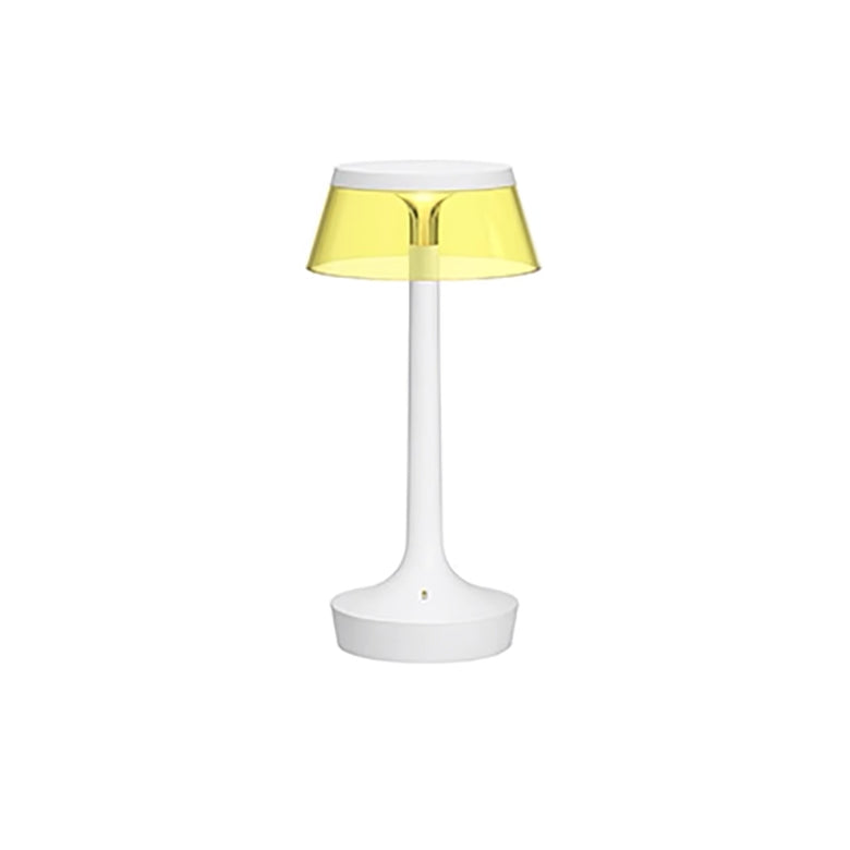 FLOS Bon Jour Unplugged Lampada da tavolo ricaricabile accesa in ambiente, design e diffusione della luce