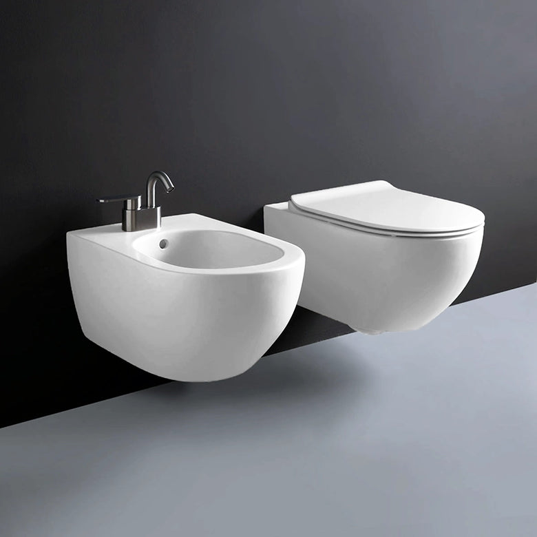 Flaminia APP Coppia Sanitari Sospesi GoClean Sedile in ceramica e lucido ambientato su piano bagno con accessori...