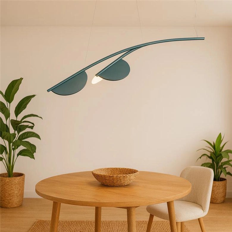 Flos Almendra Organic Long S2 Lampada Sospesa bay blue accesa in ambiente, design e diffusione della luce
