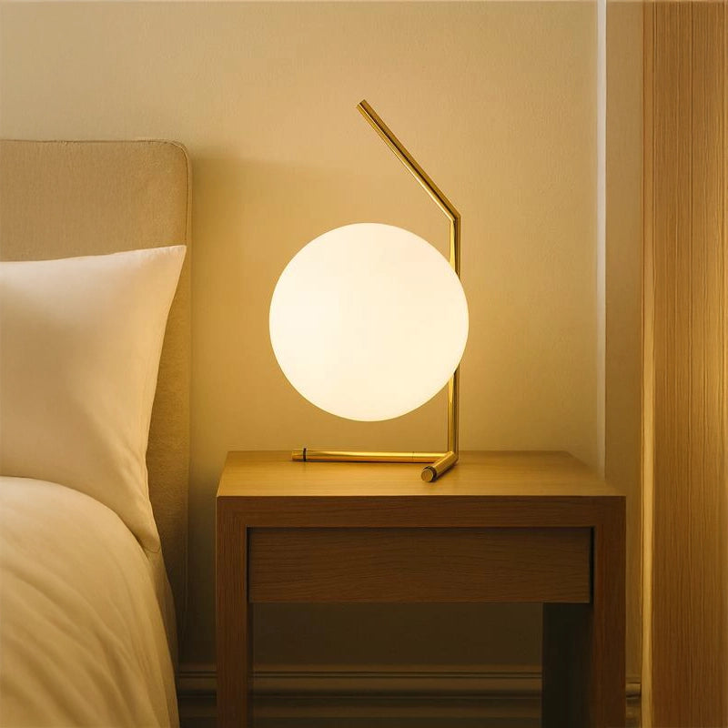 Flos Anniversary Lampada da tavolo IC T1 Low 10 Oro Lucido accesa in ambiente, design e diffusione della luce