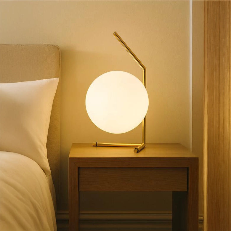 Flos Anniversary Lampada da tavolo IC T1 Low 10 Oro Lucido accesa in ambiente, design e diffusione della luce