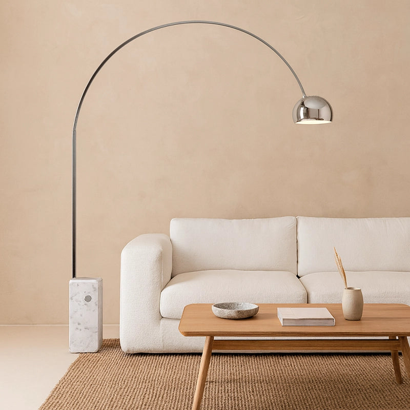 Flos Arco Lampada alogena a pavimento 240 cm in Marmo di Cromo Bianco accesa in ambiente, design e diffusione della luce