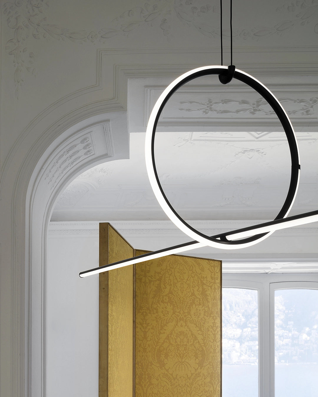 Flos Arrangements Line Rouns Small Lampada sospesa con rosone nero – Flos