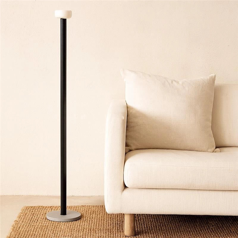 Flos Bellhop Floor Lampada a pavimento cioko accesa in ambiente, design e diffusione della luce